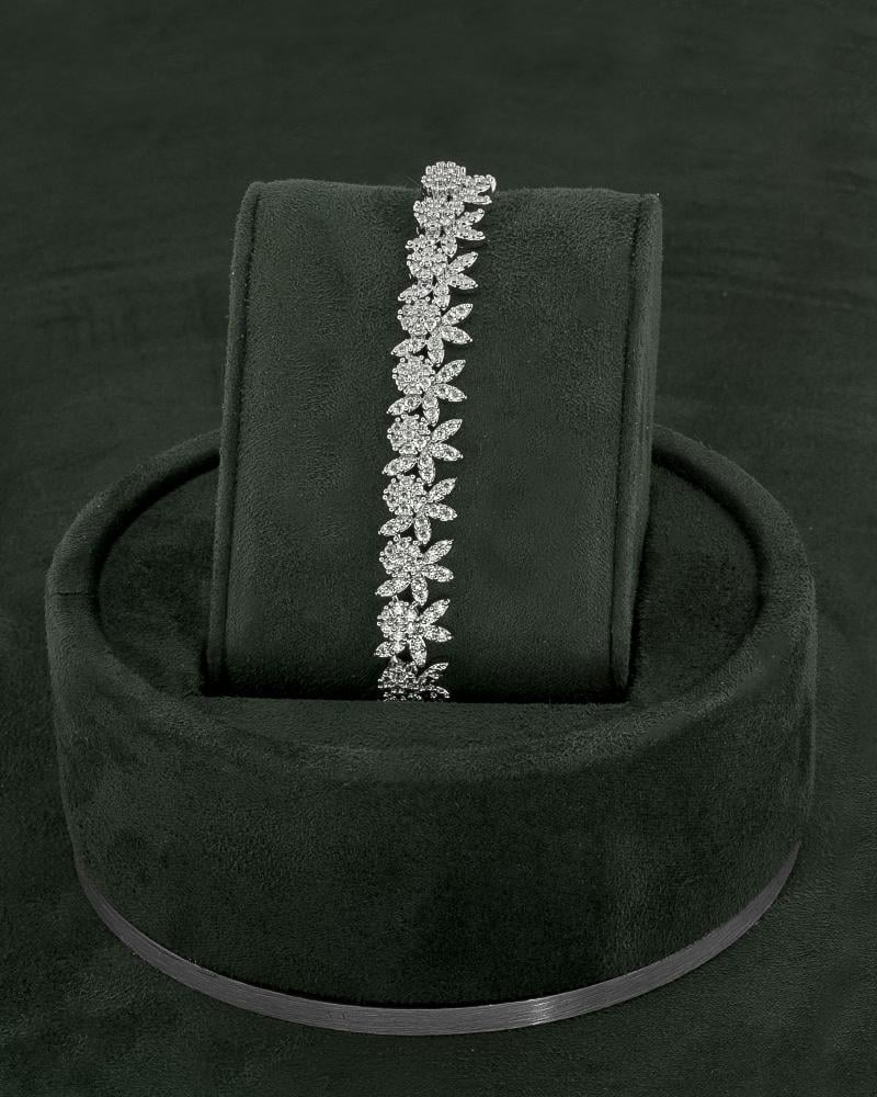 طقم زركون للنساء محلى بفصوص الزركون