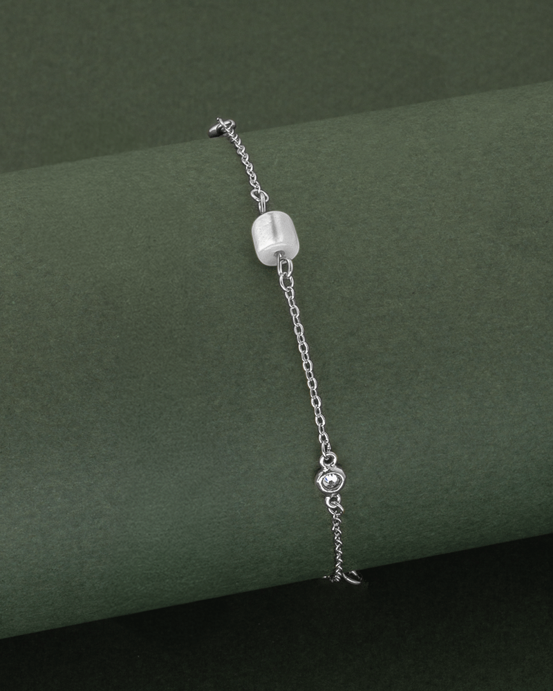 اسوارة يد نسائية مزينة باللؤلؤ والزركون