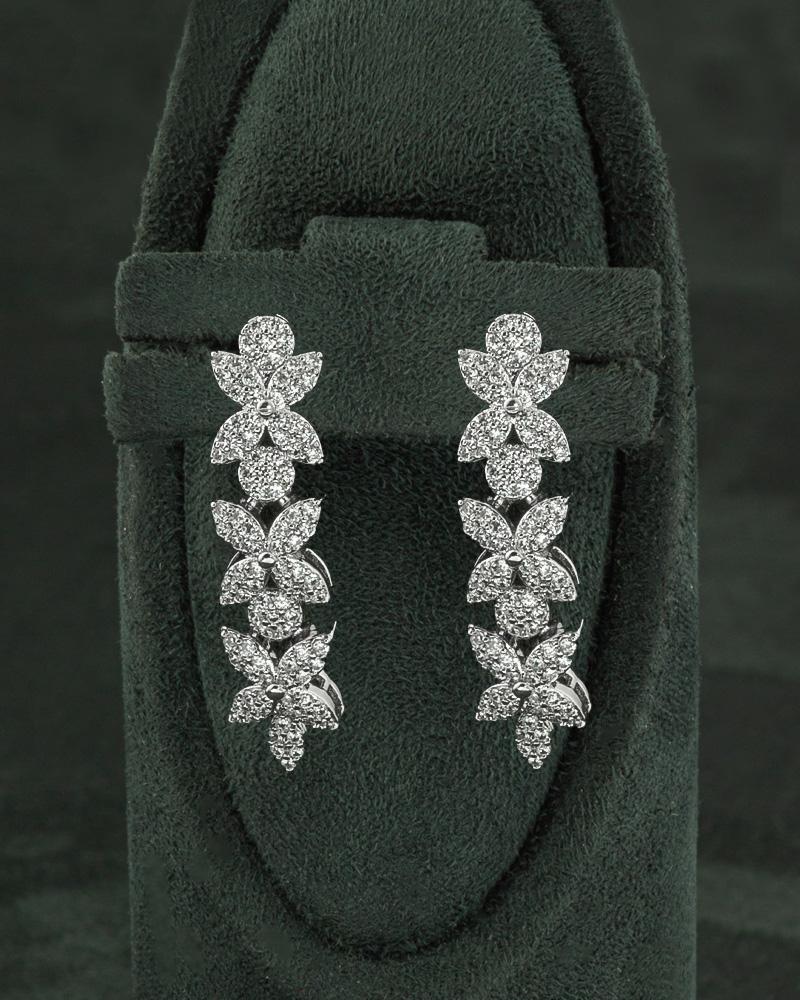 طقم نسائي فضي مزين بفصوص الزركون الأبيض