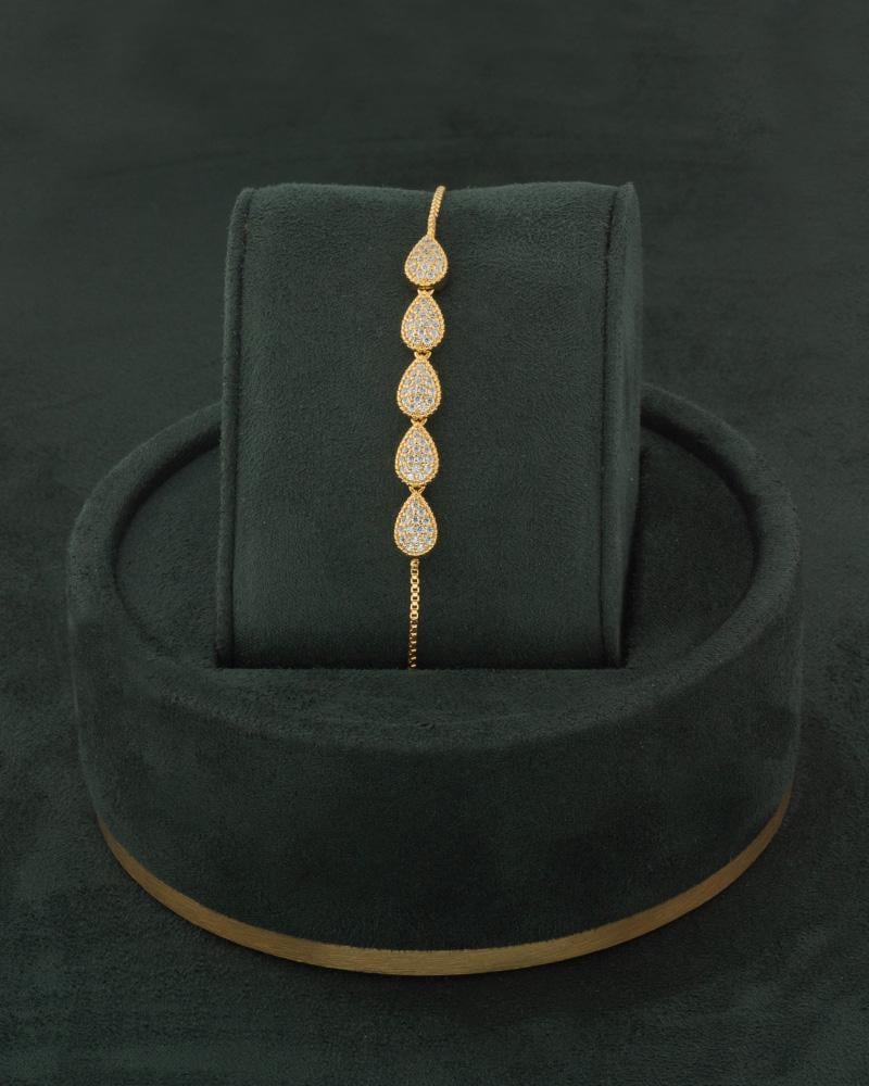 طقم نسائي ذهبي بتصميم شوكر ناعم ببريق الألماس