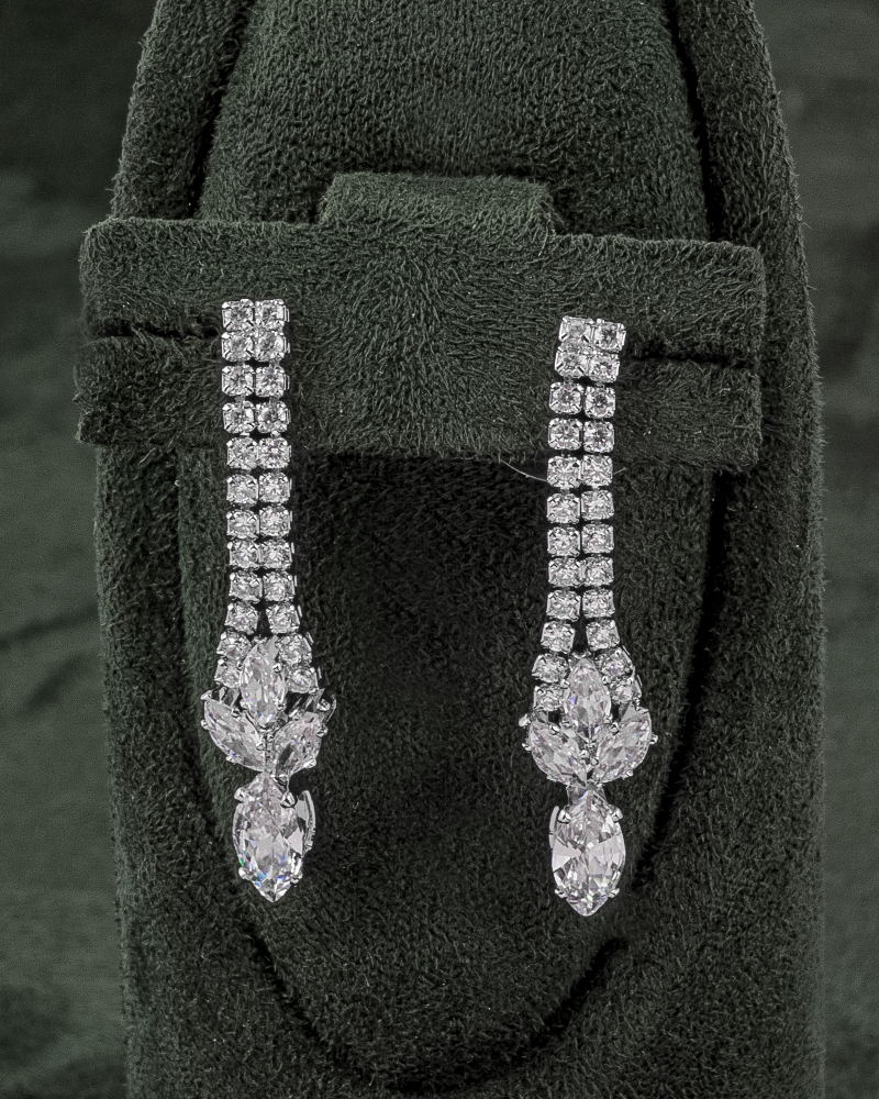 طقم مجوهرات فضي بتصميم كلاسيكي مزخرف مرصع بالزركون للمناسبات