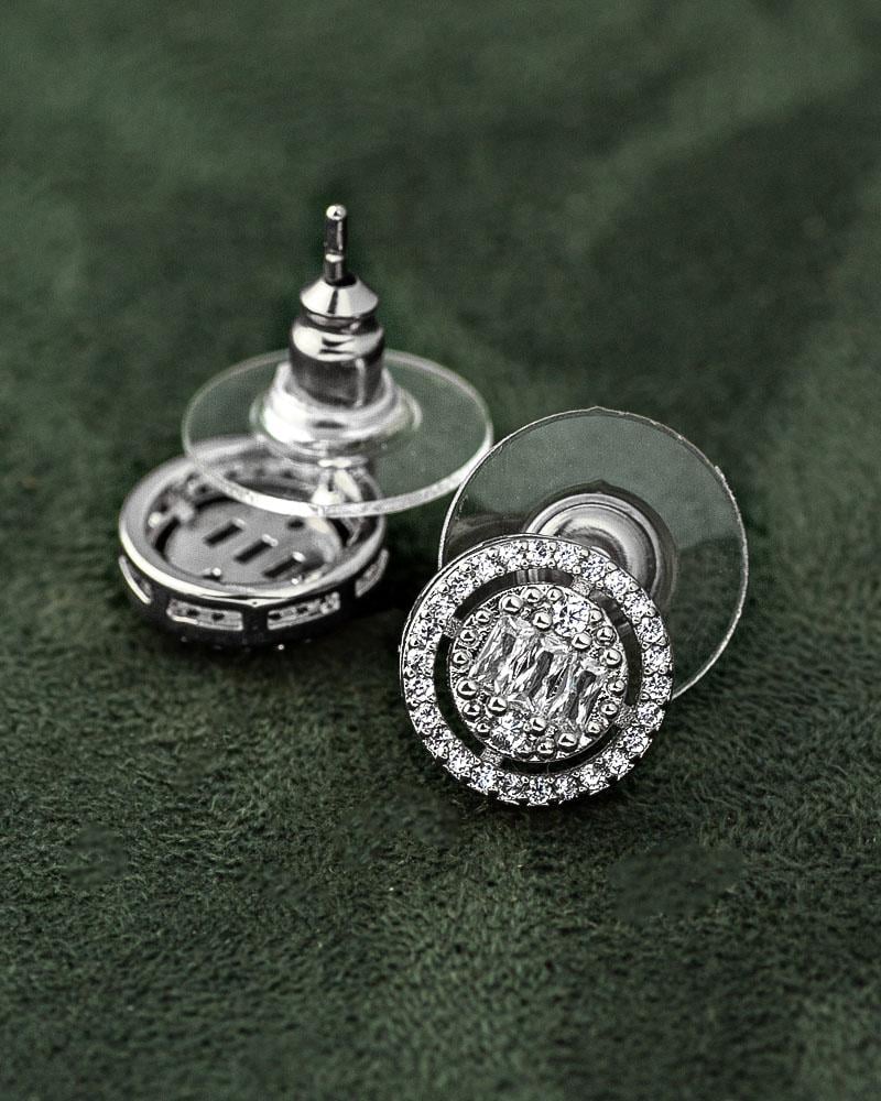 حلق نسائي فضي بتصميم زركوني أنيق يتألق بلمعة الألماس