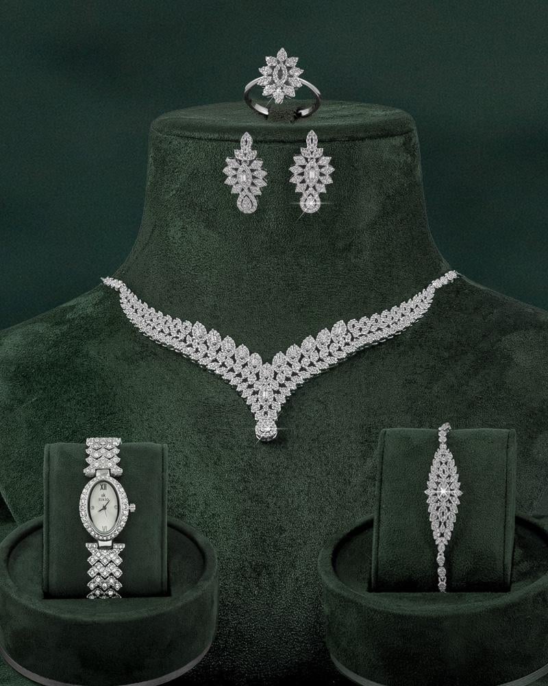 بكج الأناقة الملكية – طقم مرصع وساعة راقية متناغمة