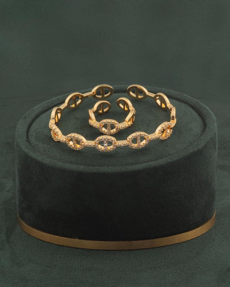 طقم اسوارة وخاتم لون ذهبي يزدان بالزركون اللامع