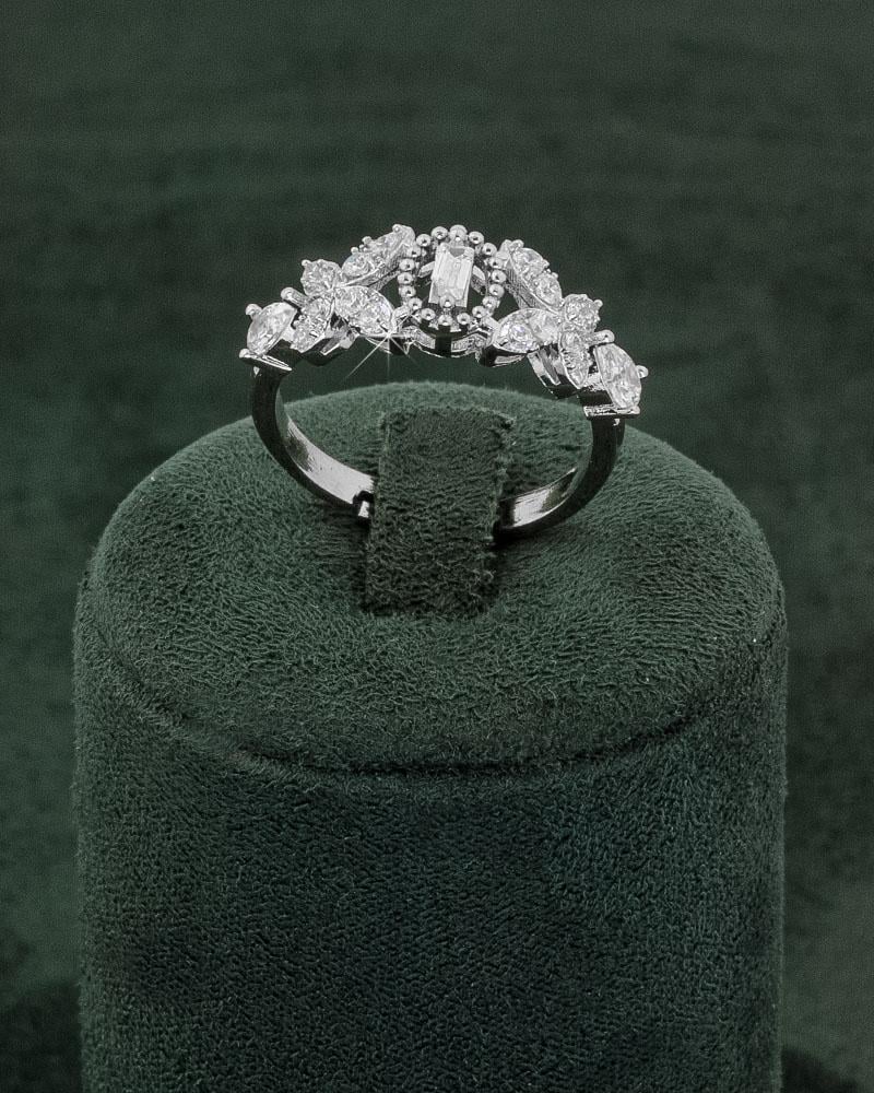 تشكيلة راقية تتكون من طقم زركون فاخر مع ساعة بتصميم أنيق