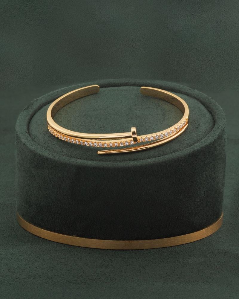 طقم ناعم مرصع بزركون بلمسة عصرية مكون من اسوارة وخاتم