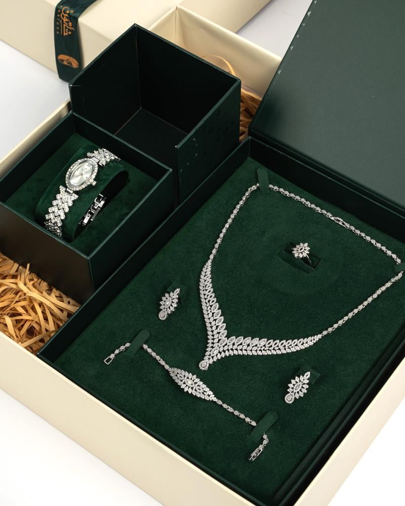 بكج الأناقة الملكية – طقم مرصع وساعة راقية متناغمة