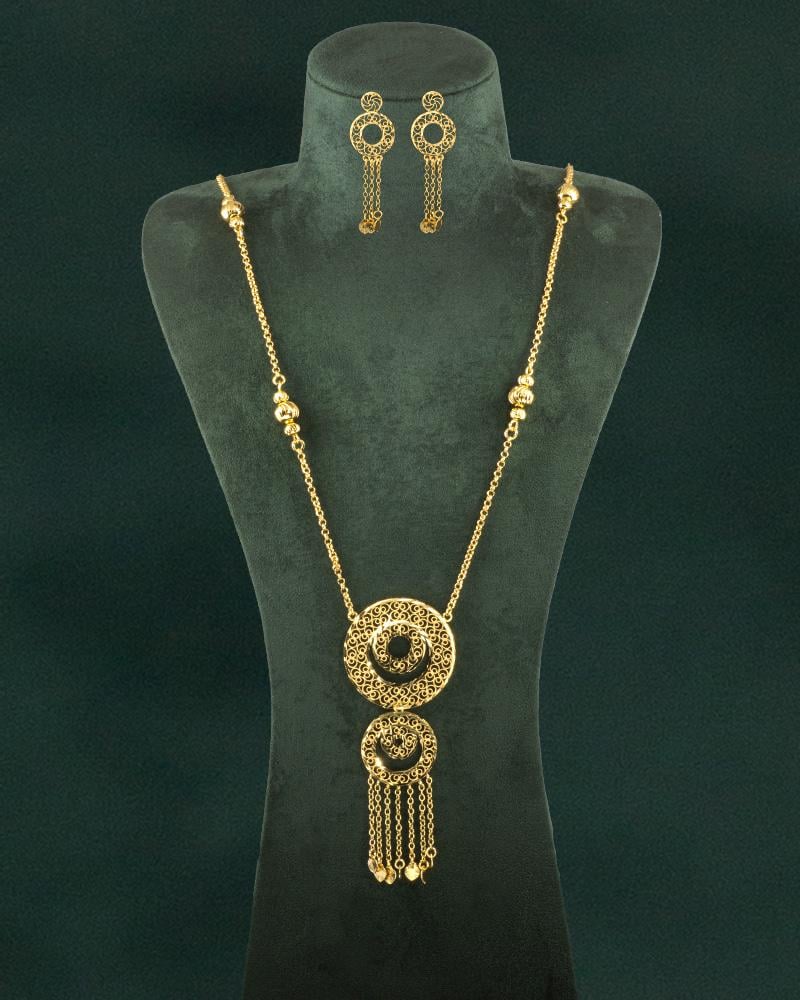 طقم ذهبي مكون من سلسال وحلق تصميم دائري ناعم