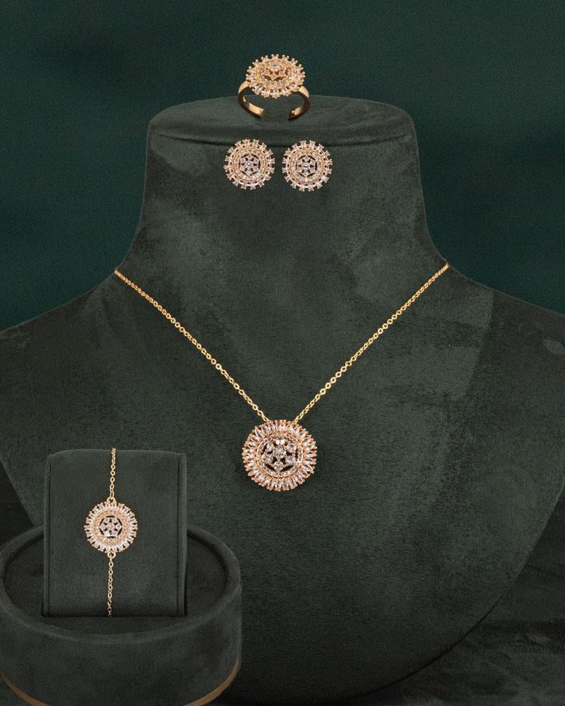 طقم مجوهرات ذهبي ناعم