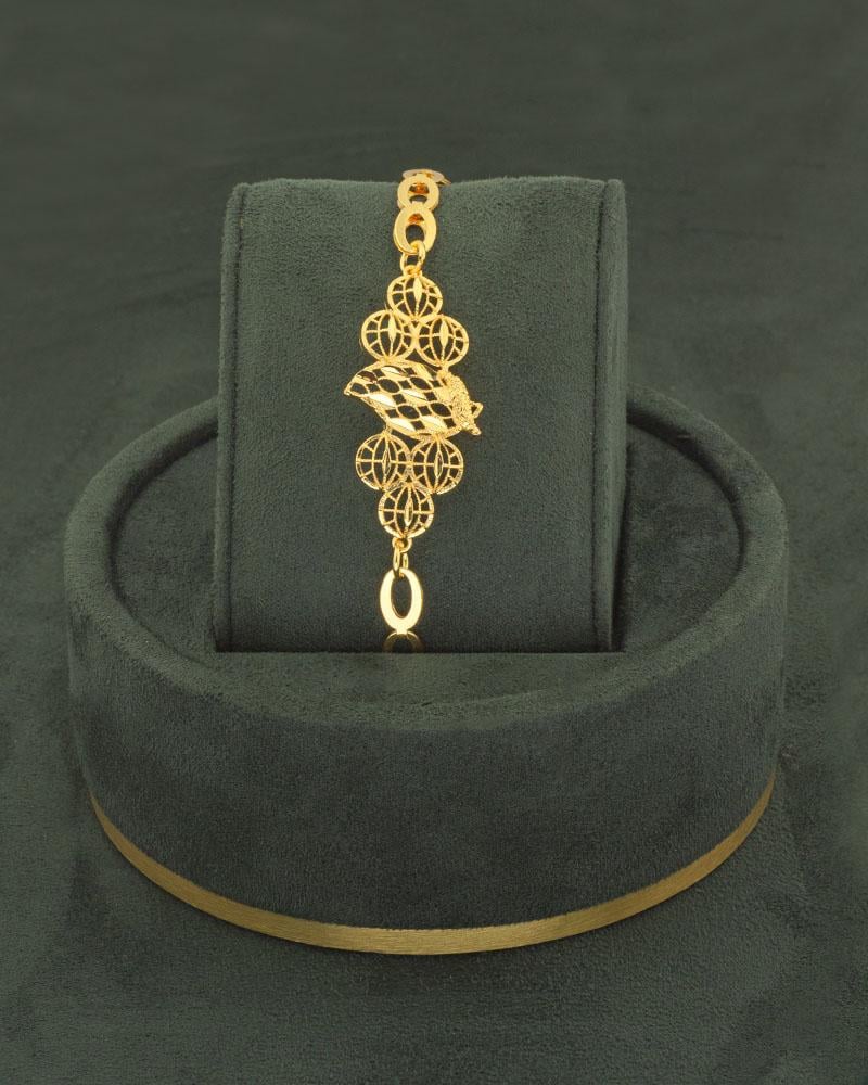 طقم مجوهرات بلمعة الذهب مع ساعة يد نسائية تصميم ذهبي