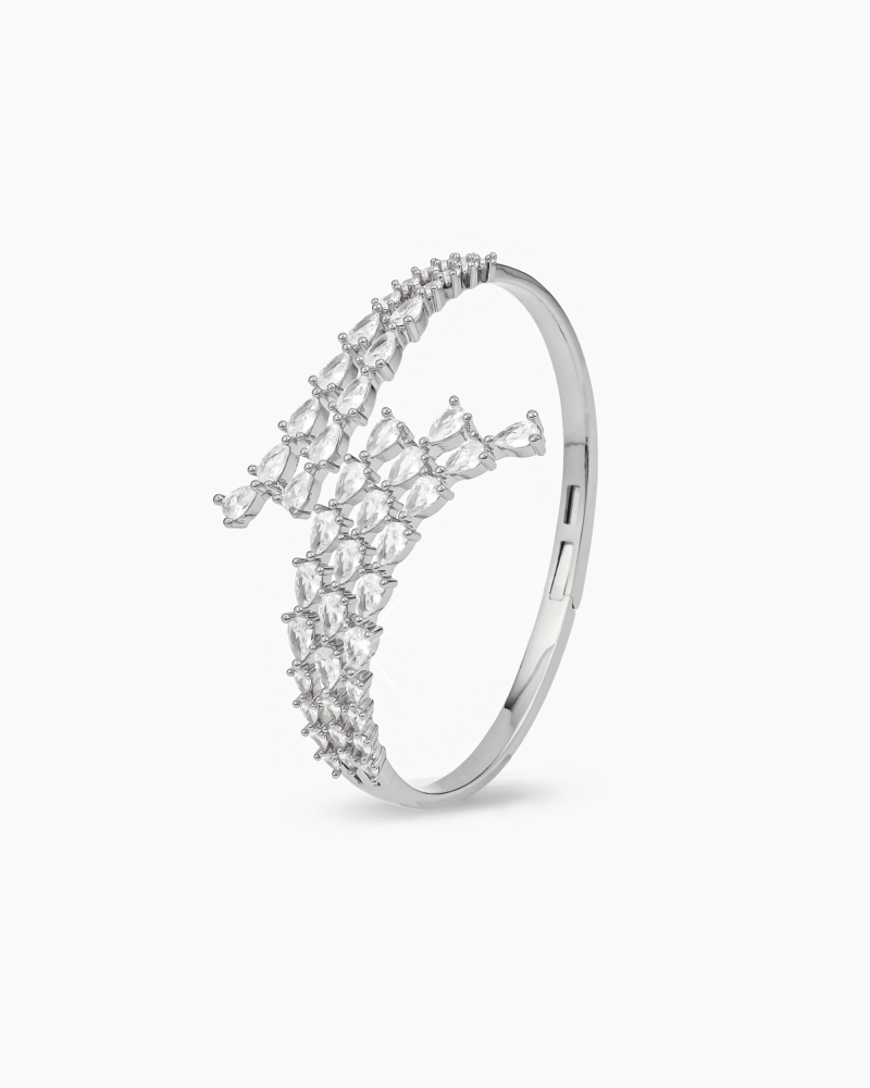 طقم اسوارة  وخاتم لون فضي مزخرف بفصوص من الزركون اللامع