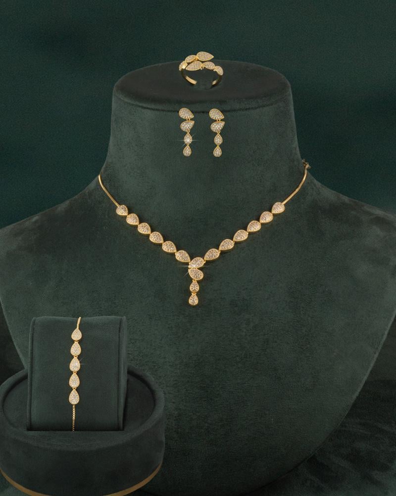 طقم نسائي ذهبي بتصميم شوكر ناعم ببريق الألماس