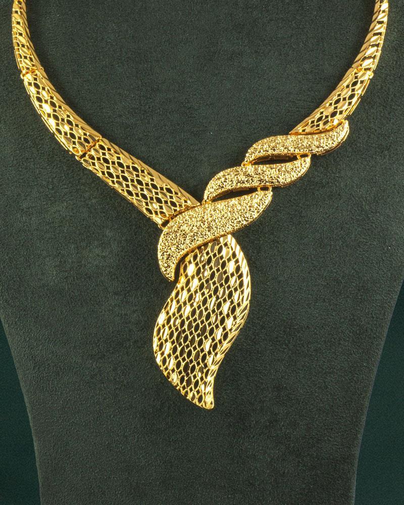 طقم مجوهرات بلمعة الذهب مع ساعة يد نسائية تصميم ذهبي