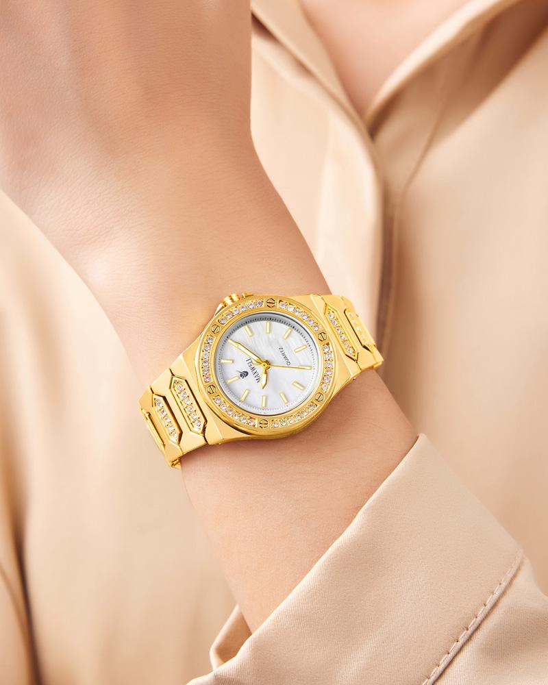 ساعة نسائية ذهبية تصميم عصري مينا أبيض