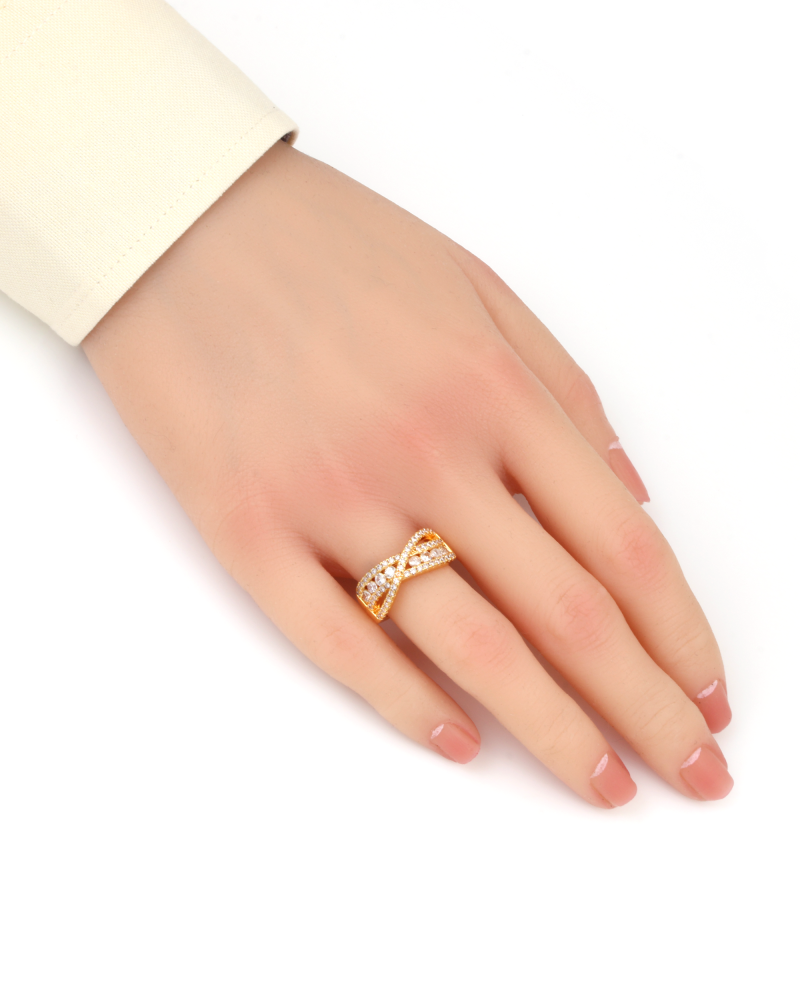 خاتم ذهبي تصميم عريض بلمعة الألماس