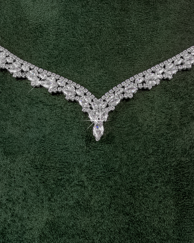 طقم مجوهرات فضي بتصميم كلاسيكي مزخرف مرصع بالزركون للمناسبات