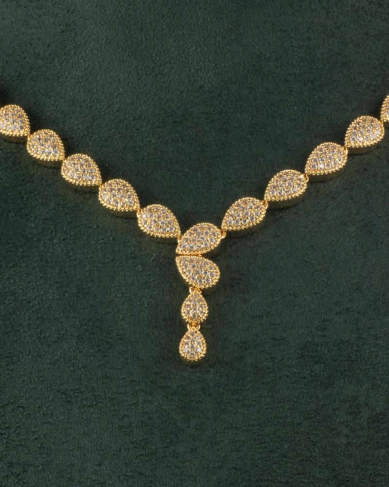 طقم نسائي ذهبي بتصميم شوكر ناعم ببريق الألماس