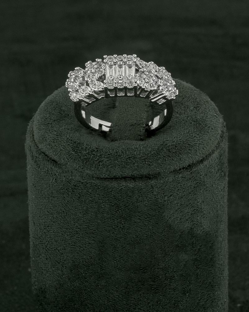 طقم اكسسوار فضي للنساء مزين بقصوص الزركون