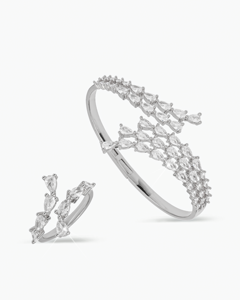 طقم اسوارة  وخاتم لون فضي مزخرف بفصوص من الزركون اللامع