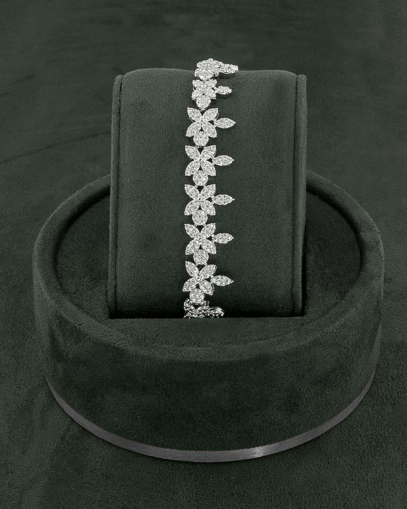 طقم نسائي فضي مزين بفصوص الزركون الأبيض