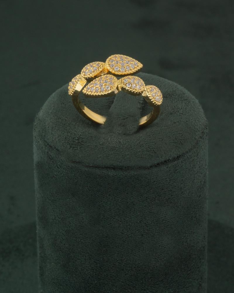 طقم نسائي ذهبي بتصميم شوكر ناعم ببريق الألماس