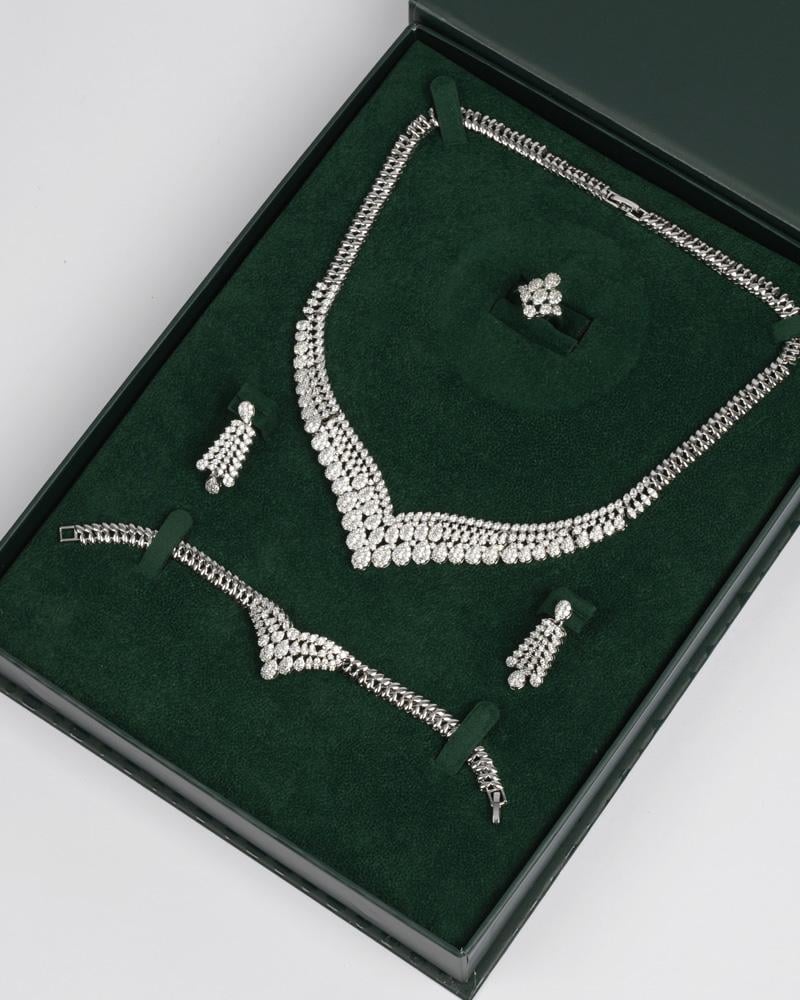 طقم مجوهرات بلمعة الألماس مع ساعة  نسائية راقية