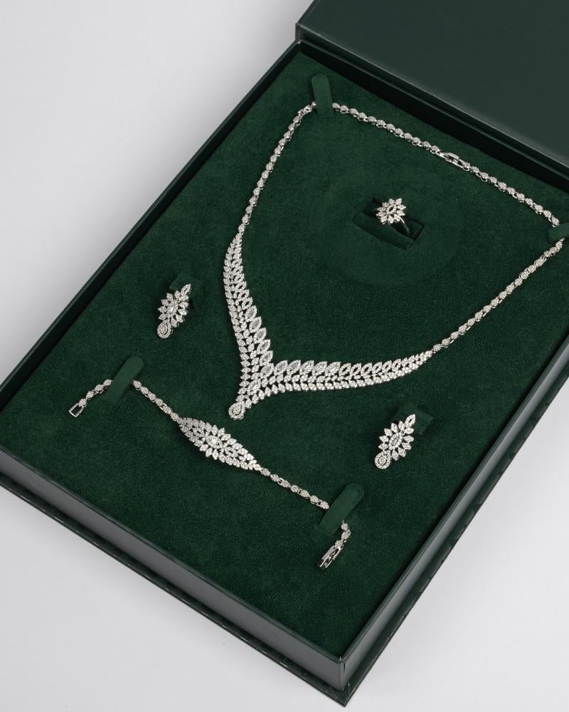 بكج الأناقة الملكية – طقم مرصع وساعة راقية متناغمة