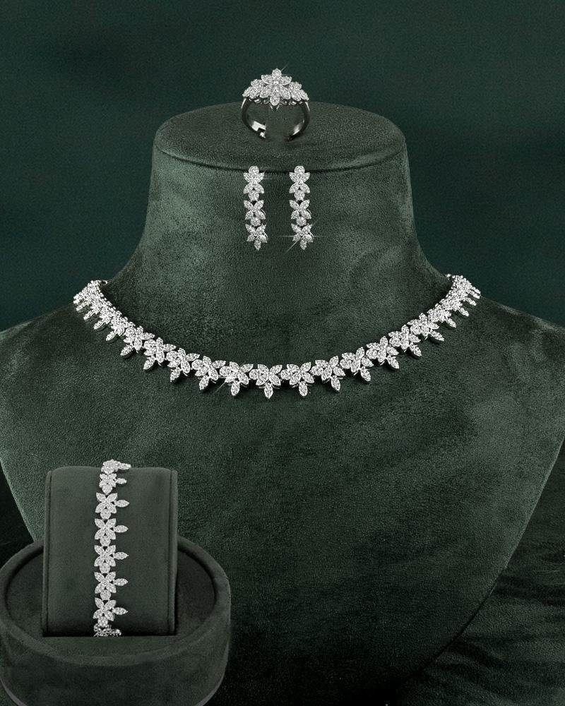 طقم نسائي فضي مزين بفصوص الزركون الأبيض