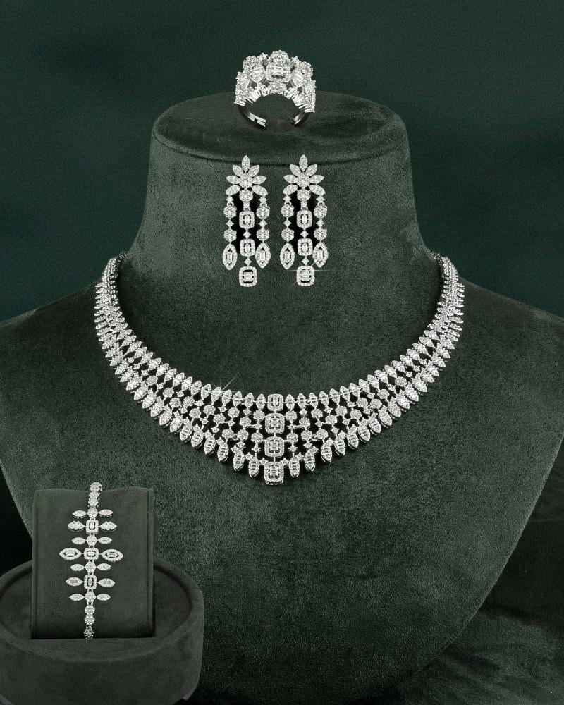 طقم نسائي فضي عريض فاخر بالزركون الفضي