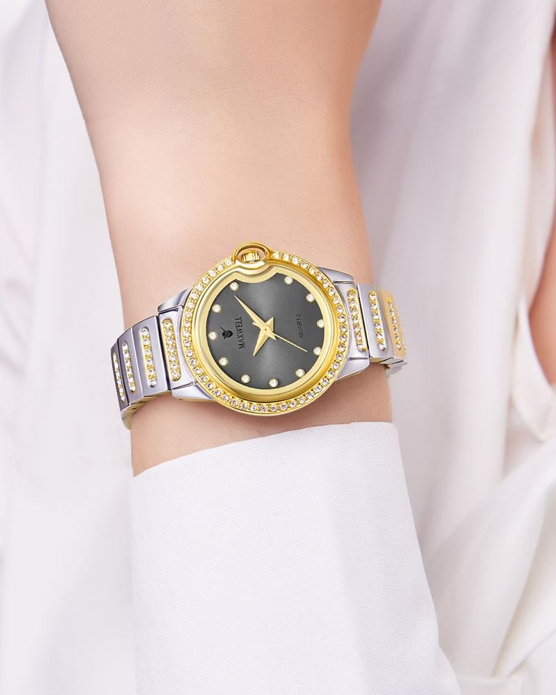 ساعة يد نسائية لون فضي أنيق مزينة بالزركون مينا رمادي