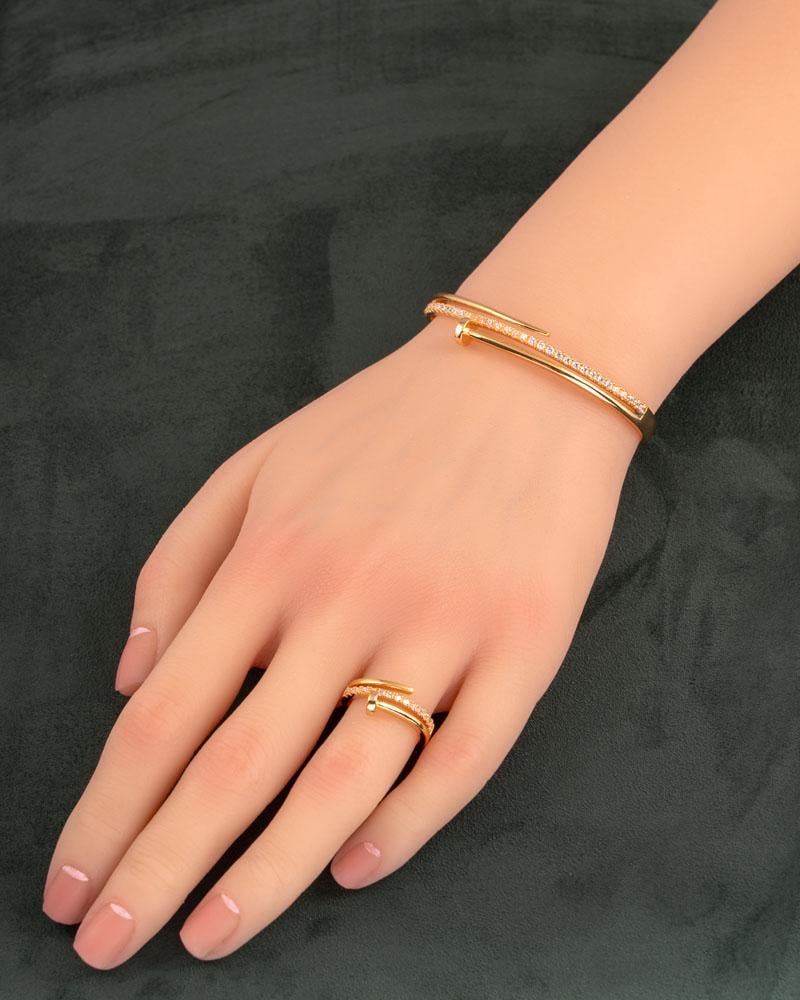 طقم ناعم مرصع بزركون بلمسة عصرية مكون من اسوارة وخاتم