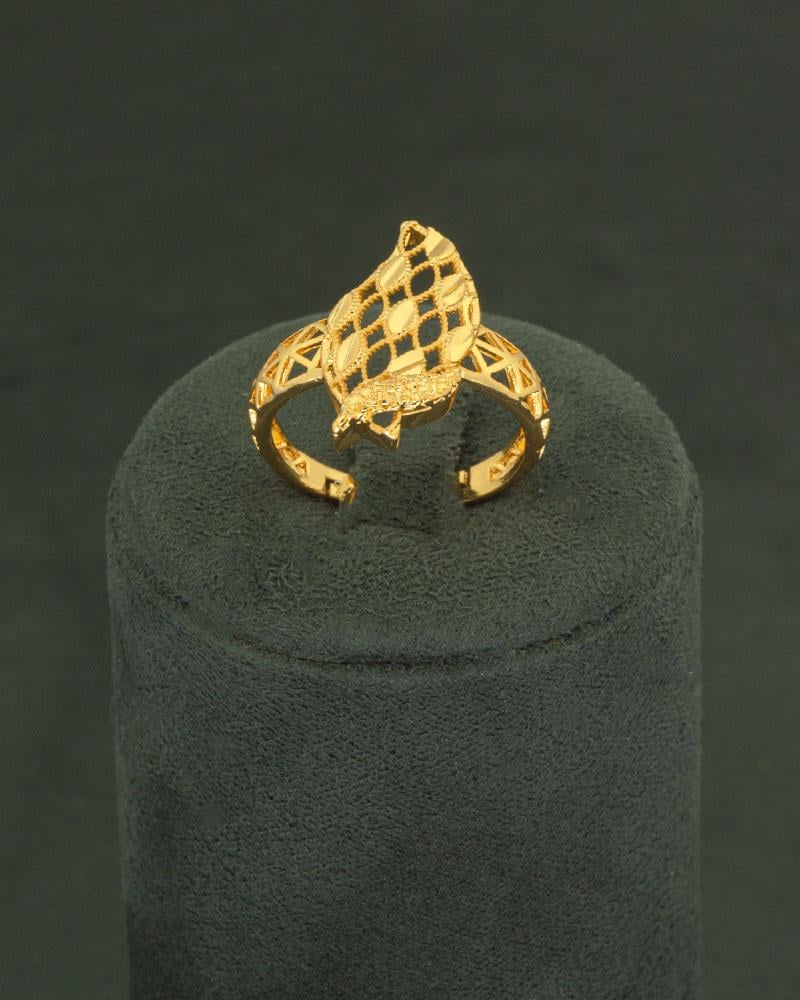 طقم مجوهرات بلمعة الذهب مع ساعة يد نسائية تصميم ذهبي