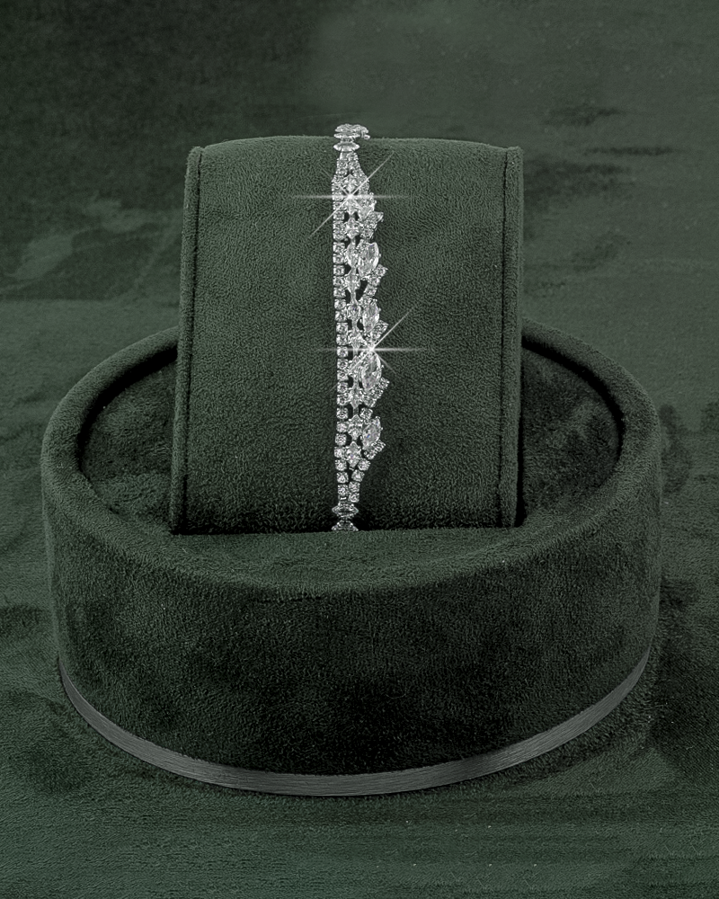 طقم مجوهرات فضي بتصميم كلاسيكي مزخرف مرصع بالزركون للمناسبات