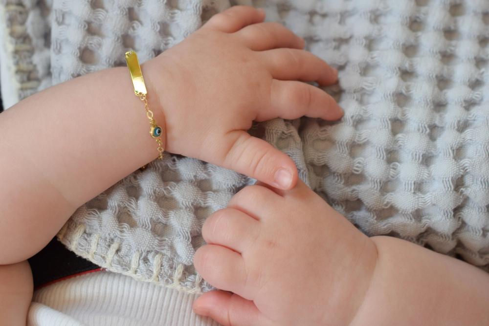 بريقٌ آمنٌ لصغيراتكِ: دليلكِ إلى عالم المجوهرات المطلية بالذهب