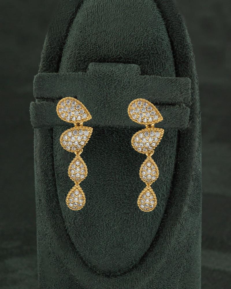 طقم نسائي ذهبي بتصميم شوكر ناعم ببريق الألماس