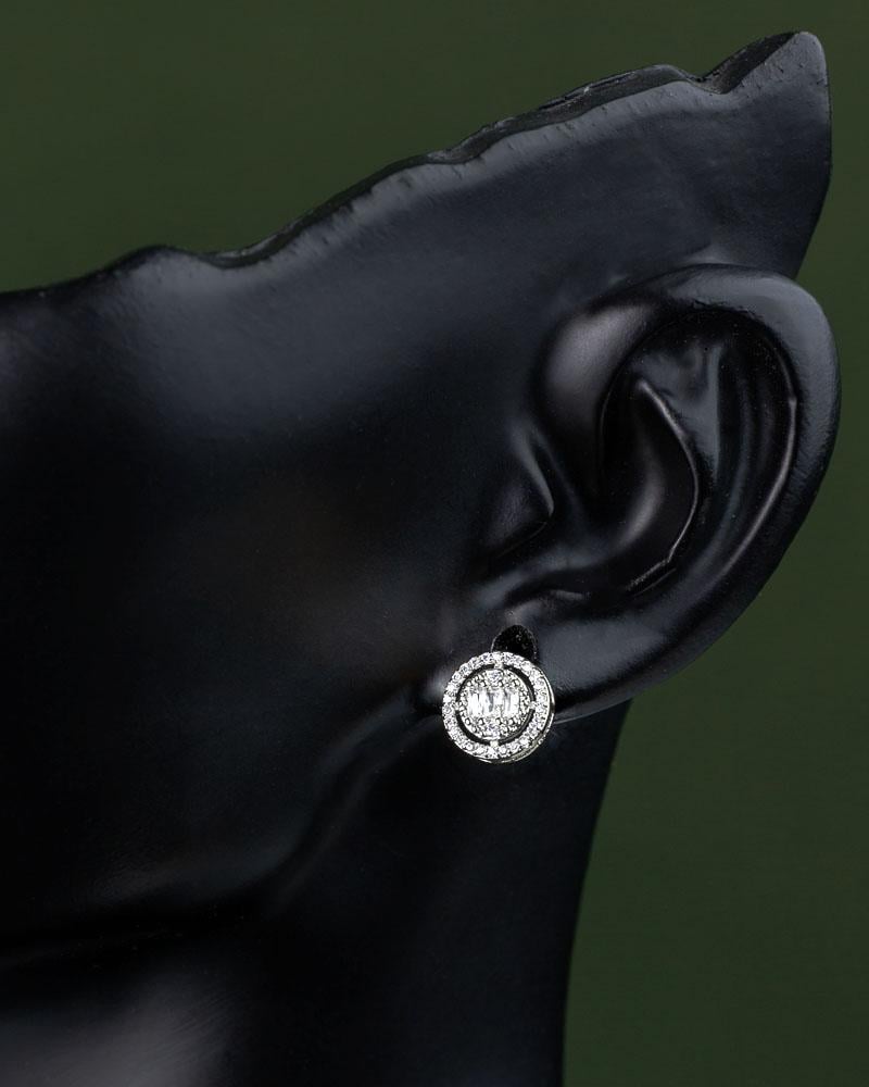 حلق نسائي فضي بتصميم زركوني أنيق يتألق بلمعة الألماس