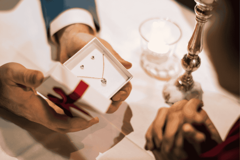 أفكار هدايا عيد الزواج الأول تجعل حياتكم  أسعد