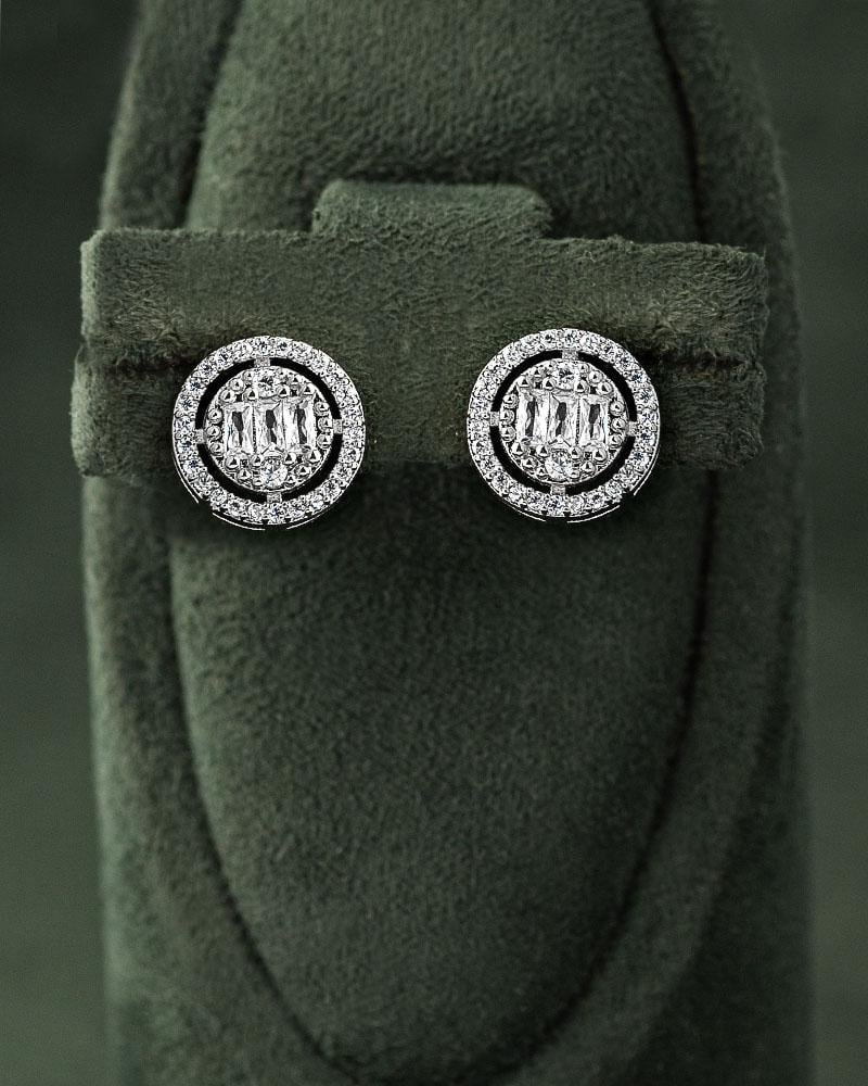 حلق نسائي فضي بتصميم زركوني أنيق يتألق بلمعة الألماس