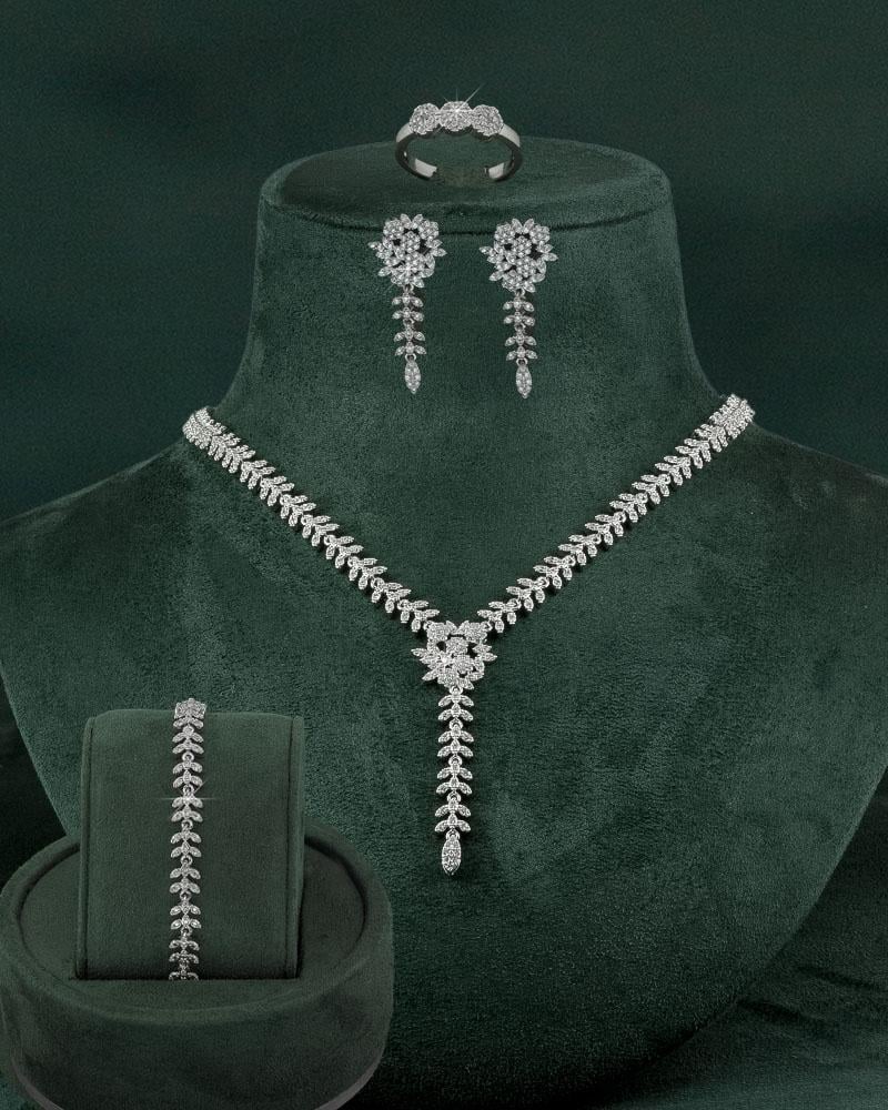 طقم زركون بتصميم عصري أنثوي