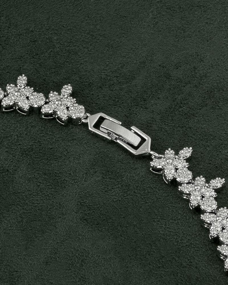 طقم نسائي فضي مزين بفصوص الزركون الأبيض