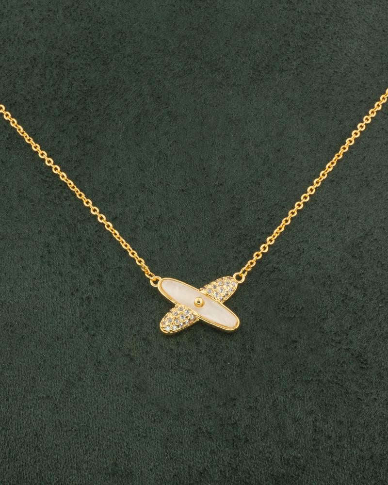 سلسال ذهبي بتصميم المشبك حرف x