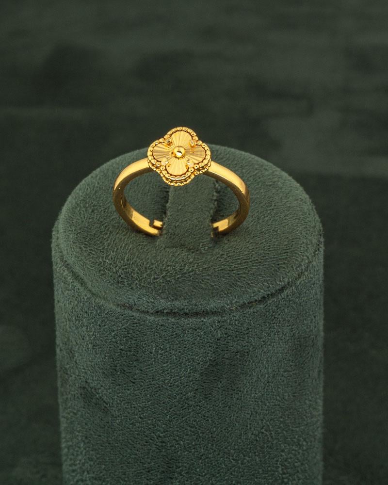 ساعة نسائية ذهبية مع طقم مجوهرات بتصميم عالمي – هدية تترك أثرها للأبد