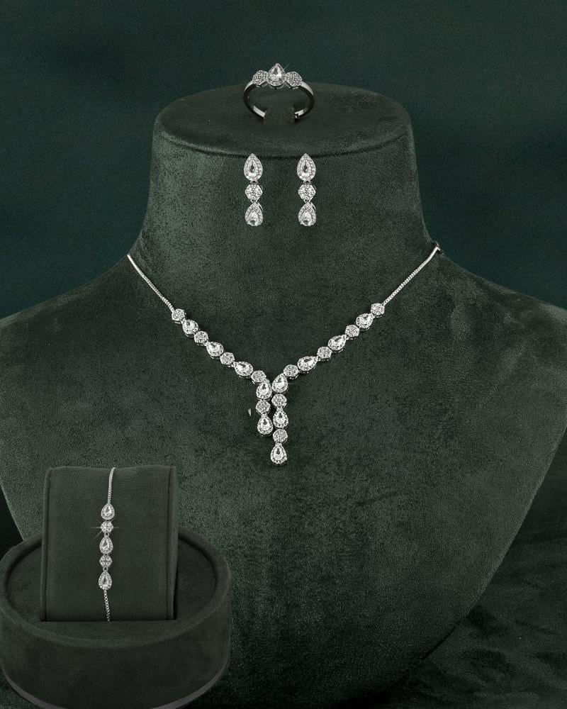 طقم شوكر نسائي مرصع بحبات الزركون الماسية