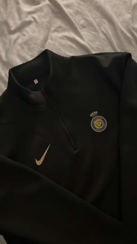سويتر النصر مع فتحت اصباع