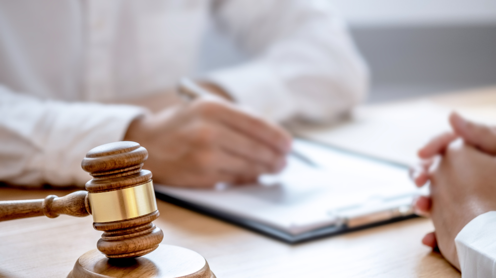 أهمية الاستشارات القانونية للأفراد والشركات في جدة: حماية الحقوق وضمان الامتثال