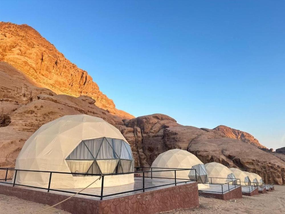 أنواع القباب الحديثة والخيام المتطورة – دليل شامل لموقع Neom Tents