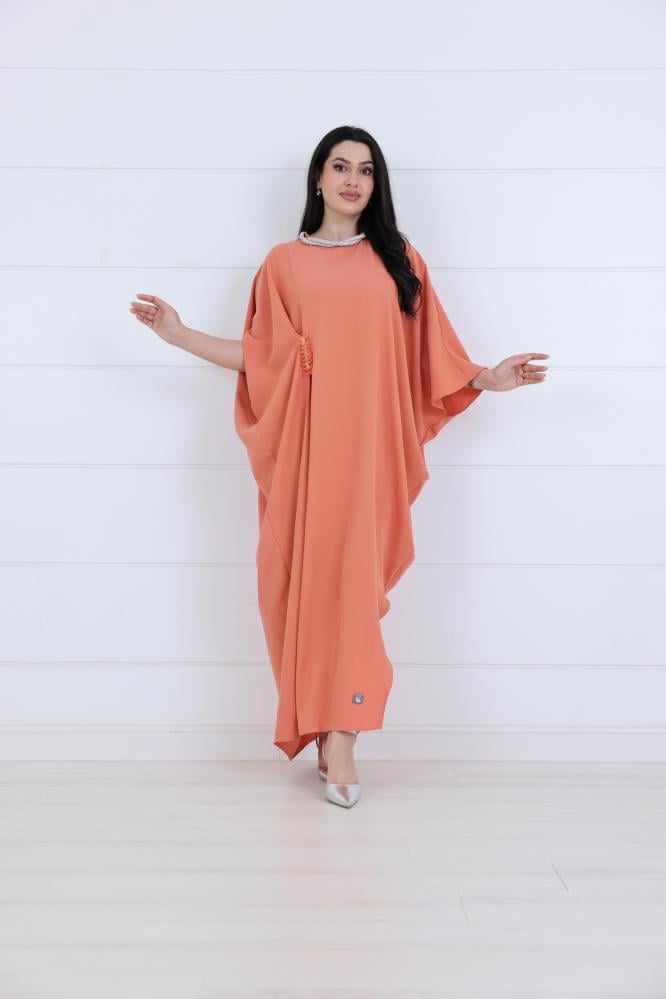 فستان سادة مزين بطوق الماس على الياقة وفصوص على كسرة الخصر لون اورنج