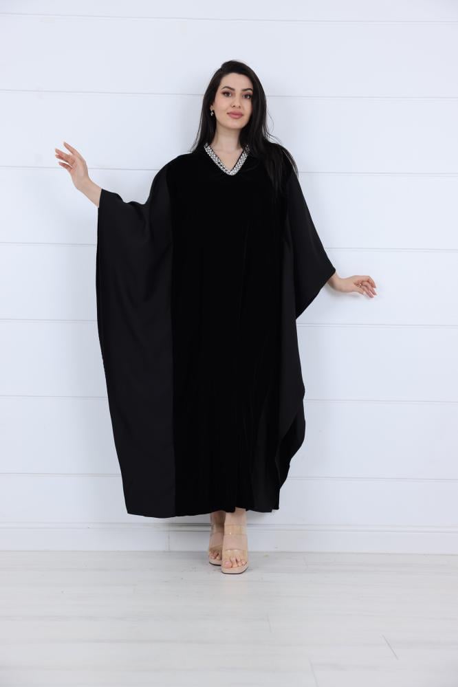 جلابية مخمل واسعة حلق V بخرز لول فضي لون اسود