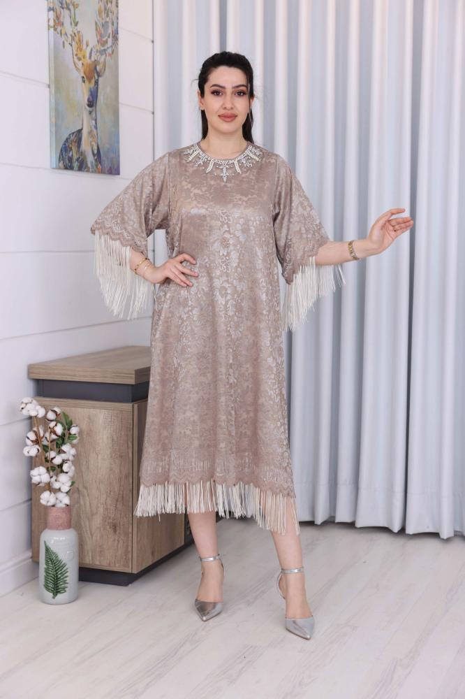 فستان نسائي صيفي دانتيل مورد بلون بيج مطفي – مزين بياقة شك وكريستال وتفاصيل هدب