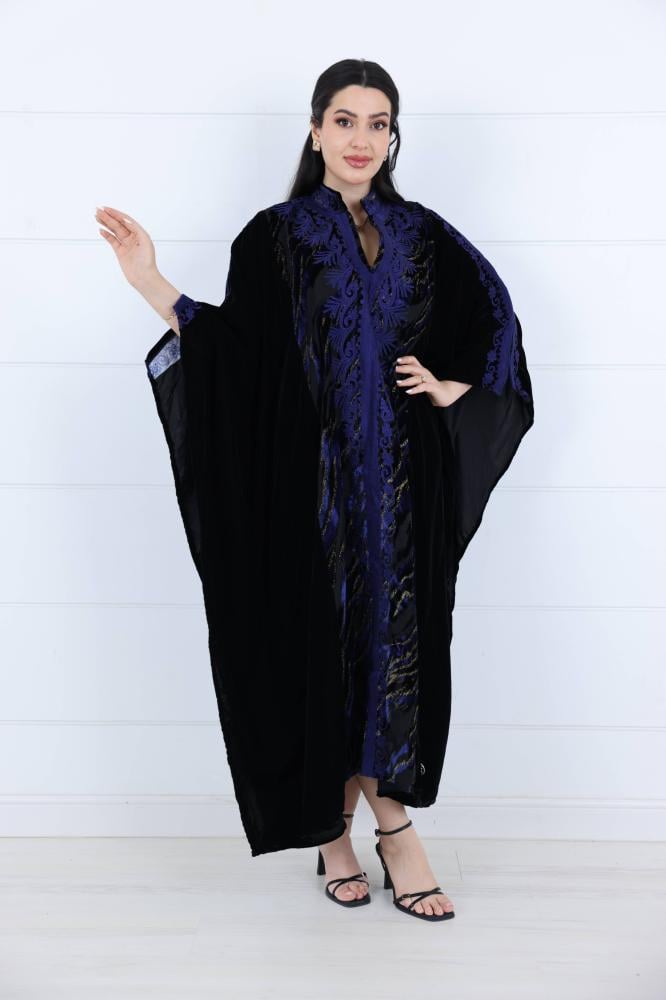 جلابية مخمل واسعة بكلفة فخمة طويله وعلى الكم لون كحلي